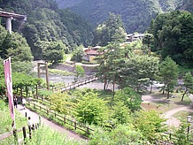 駐車場の目の前がこの景観。川原に降りて遊べるようです。階段を下りるとつり橋があり、その向こう岸に「のめこいの湯」があります。この温泉は口コミ等で評価も高くリピーターも多いとか。