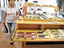 「愛東まるごと食館」は地元で収穫されたものを地元の加工技術で作られた商品が販売されている。