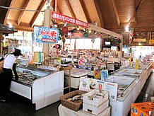 海の幸、山の幸がふんだんに並ぶ広い売店。土産物を選ぶのに苦労するほど。