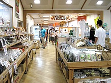 物産館では地元特産品や手作りパンが販売されています。