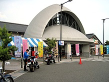 歴史広場は雨宿りに有効ですが、休日はここに出店が並び使えません。