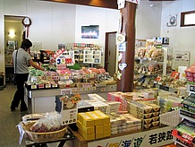 ＰＲ物産館内と隣接する出店では、地元や近隣の特産品が売られています。
