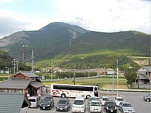 ２階展望テラスからの伊吹山の雄大な眺め。景色もご馳走ですね。