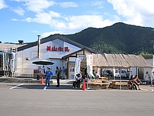 道の駅の中に美山牛乳という牛乳・乳製品を製造販売する会社があり、道の駅定番のソフトクリームもあります。