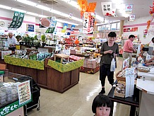 ショッピングコーナーはコンビニ風で、お弁当から日用雑貨をはじめととして地元特産品から地元で採れた農産物を販売しています。