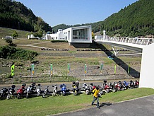 川の上に突き出た部分はレストランです。窓側の席からはひよし温泉の建物、芝生広場が見えます。