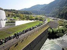 ダム堰堤下の芝生広場は普段はデイキャンプなどで家族連れが楽しんでいますが、、バイクのイベントで使われるときはバイクが沢山集まります。