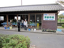 別棟にある夢楽（むら）市場では、地元で採れた新鮮野菜や物産品が販売されています。