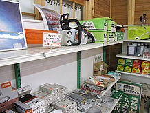 山や森林をアピールするチェーンソーも並ぶ売店