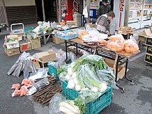 駅舎前には地場産品の野菜の露店