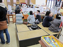 物産館には畳敷きの休憩コーナーがあって、熱いお茶が飲めるように茶釜が置いてありました。