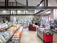 物産販売コーナーは歩き易く展示してあり、地元物産加工品から奈良県の物産まで広く販売されています。