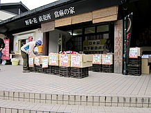 靴下は奈良県の特産品です。奈良盆地の南から西側には家内工業的な製造工場が多く在り、デザインも決して大工場には負けていません。