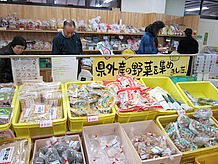 地元の野菜以外にも他県産の野菜も販売されています。
