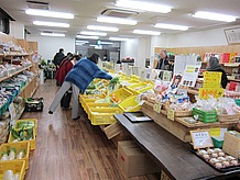 地元物産加工品や奈良県のお土産も多数販売されています。