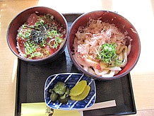 ミニ海鮮丼と伊勢うどんセット900円。うどんはぶよぶよだけに噛まずに一気に食べられます。歩いて旅した時代に、即効エネルギー源になるよう工夫された和のファストフードではなかったかと。