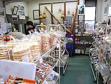 物産販売コーナーは小さくて狭いのですが、村の物産加工品や近隣市町村の物産加工品が並べてありました。
