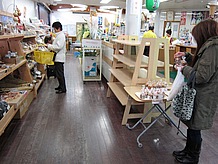 農産物販売コーナーは元は休憩所でしたが、今は農産物販売用の棚で占められています。