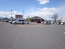 道の駅の建物は小さく、駐車場の片隅にあります。トイレと休憩スペースがあるのみで、道の駅のスタンプがここに無い場合、グルメプラザ南館の物産販売所にあります。