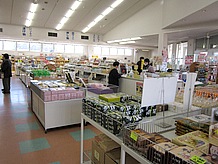 グルメプラザ南館の端に物産販売所があります。お土産を買うならここがいいのですが、もし日用品が必要ならグルメプラザ北館にコンビニがあります。