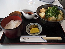 地元名物の揚げ豆腐「雷豆腐」を使ったうどん。その名の由来は大きな豆腐を一気に高温で揚げた時の音が雷のようだからです。七味を使わずピリ辛ソースで一味違います。