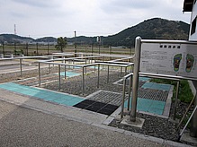 トイレ建物の横に健康遊歩道が設置されていて、大・中・小の石が敷きこまれ、足のツボを刺激できるようになっています。