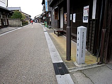 関宿は国の重要伝統的建造物群保存地区で、道路は日本の道百選に選定されています。江戸後期から明治時代にかけて建てられた町屋が200棟以上現存しています。郵便局も町屋風です。