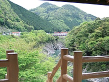道の駅の横を流れる飛騨川はこの辺りでは飛水峡と呼ばれていて、道の駅の南側にある展望台から眺めることが出来ます。