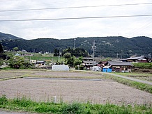 道の駅の周囲はのどかな景色が広がっており、少し高い場所にＪＲ中央本線があります。時折り走ってくる貨物列車のゴトンゴトンという音が聞こえます。