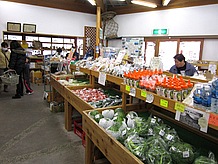 農産物販売所としての建物なので、館内の物は農産物が主体です。それでも一通り群馬県のお土産が置いてありました。