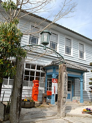 村の中心ともいえる「村役場」。ちなみに初代村長は高峰三枝子、現村長は司葉子。