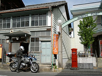 かつての郵便局。今では逓信資料館として一般公開されている。