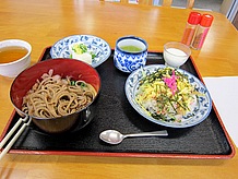 「道の駅 菰野ふるさと館」では特産のマコモを使ったマコモ定食が味わえます。写真はマコモ麺ちらし寿司定食750円です。