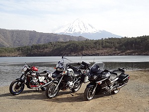 富士山と西湖、水辺近くまでバイクで行くことができる貴重なポイントです。この写真が撮れただけでもとても幸せ。大切な記念になりました。釣りの好きな方は入漁料を払って釣りも可能。幻の「クニマス」生息の地。