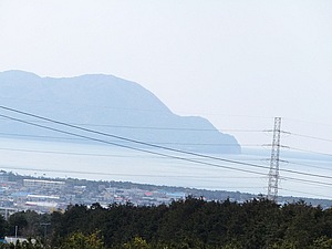 富士川ＳＡからは富士山も見えますが、駿河湾の景色はコンビニの裏に行かないと見えません。ツーリングの絶好の目的地である大瀬崎が間近に見えます。沼津経由で行くと、市内が結構渋滞して時間がかかる場所なのですが……。