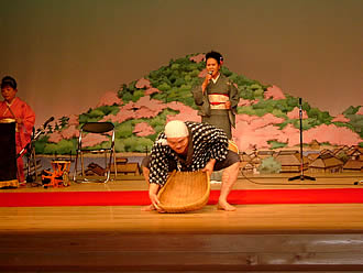 日本一親しまれている民謡・安来節をバックに踊るどじょう掬い男踊り。その愉快な顔や動作で人気を博している。正調安来節の保存や普及に努めている安来節保存会の皆さんの熱演。