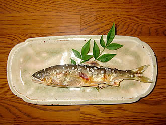 鮎の塩焼き。15cm位の鮎を表面はからりと、中身はしっとりと焼くのが好み。頭から骨ごとガブリと食べる。焼き方で味ががらりと変わるのが塩焼きの難しい所。