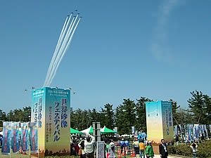 世界最大級の砂のファンタジーと銘打った世界砂像フェスティバルの会場入口。ブルーインパルス6機の歓迎の曲芸飛行で気分は最高。