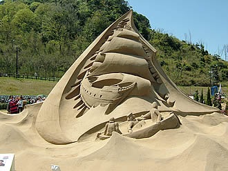 「砂の彫刻　世界砂像選手権 in とっとり」の優勝作品。オランダの彫刻家マテイン・リガース氏の作品「さまよえるオランダ船」。