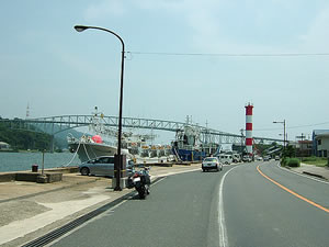 境水道に架かる境大橋。島根半島と弓ヶ浜半島を結んでいます。左側は民謡｢関の五本松｣で有名な美保関。境港は日本海側最大の水産都市で紅ズワイガニが有名。隠岐島と結ぶフェリー（鬼太郎フェリー）や水中翼船の発着港でもあります。