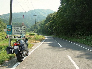 秋の中国山地北斜面の奥出雲町上阿井附近の県道。峠あり、カーブあり、沿道の田んぼは黄金色、コスモスの群生など、絶好のツーリングコースです。