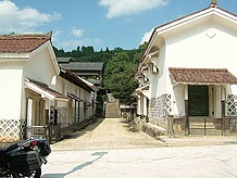 松江藩鉄師筆頭であった田部家の土蔵群。中には鉄蔵、扶持蔵などがあり、吉田村が日本のたたら製鉄の中心地であった証し。