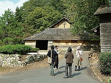 国の重要有形民俗文化財に指定された「菅谷高殿」にある日本唯一の「永代たたら」の遺構。こちらも奥出雲たたら御三家（鉄師御三家）の一つ。