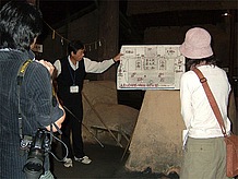 菅谷高殿の内部。このたたらは 10 間（ 18,3メートル ） 四方、高さ 28 尺（ 8,6メートル ）あり、中央に製鉄炉が築いてあります。