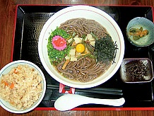 昼食は神社近くにある 『味処すさのお』 で、出雲そばの山菜のいっぱい入った 「山菜そばと五目ご飯」 のセットを食べる。出雲そばは （いつもあなたの傍） と語感がよく、味も大変良い。そば湯も飲み放題でこれも大変気に入った。