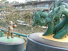 八岐大蛇退治神話を表現したオブジェ。『須佐神社』 の主役である須佐之男命が右。八岐大蛇はこんなに大きな怪物だったのか？