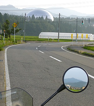 福井県立恐竜博物館の屋根。勝山市にある。山の麓に出現する巨大な銀色の恐竜の卵？