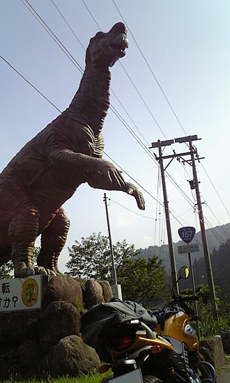 白山市にある、恐竜パーク白峰への案内恐竜君。