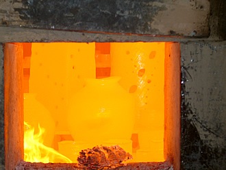 窯の内部温度が1000度を超えましたので、内部写真撮影の許可をいただけました。壺が炎で透明に輝いています。