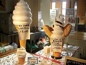 相生からちょっと走れば、岡山県日生道の駅です。日生の「五味の市」でみつけた牡蠣ソフトクリームの看板（食べた人に聞くと、ちょっと勇気がいりますね）。